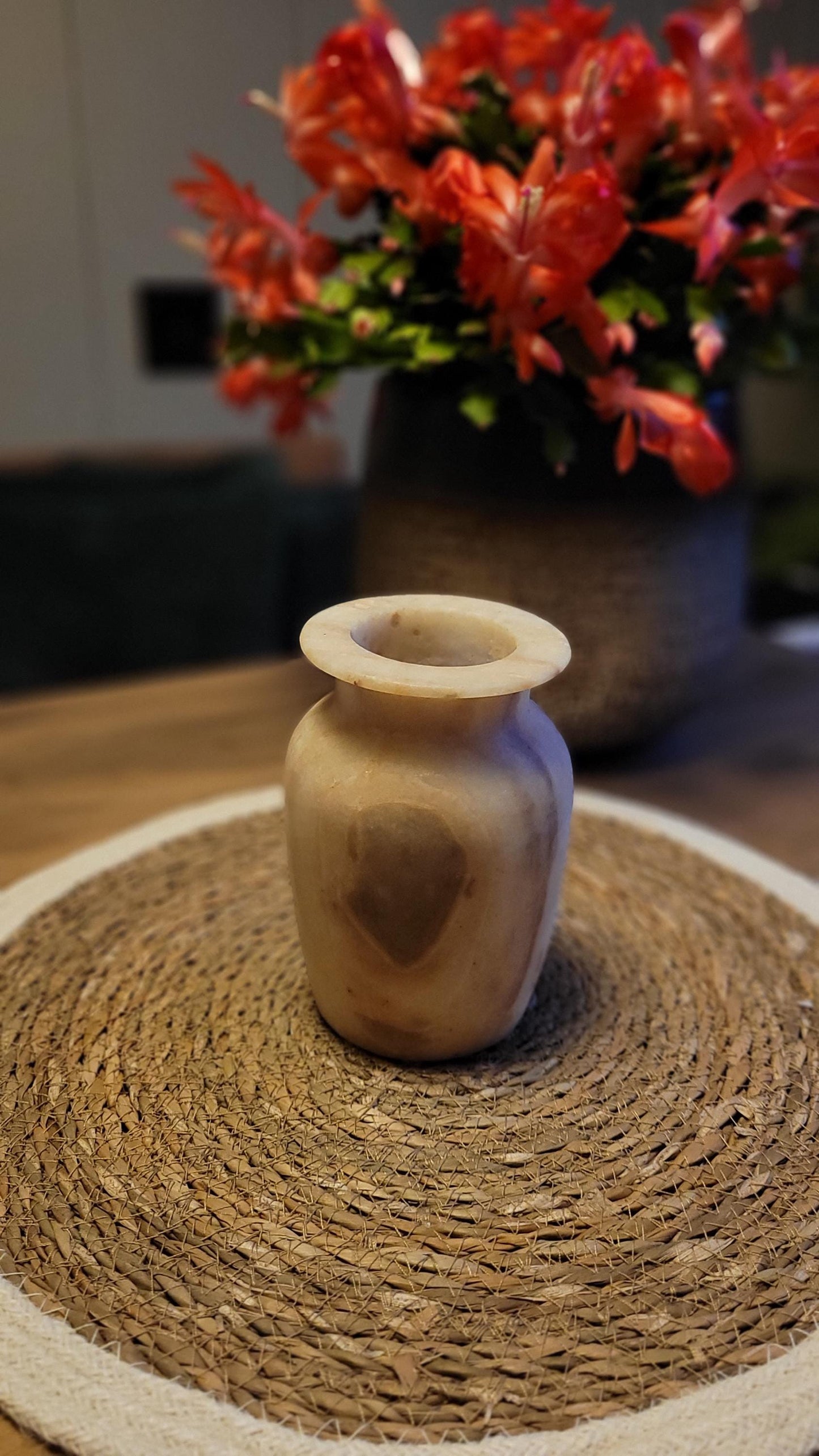 Elegante Alabaster Vaas – Tijdloze Woondecoratie