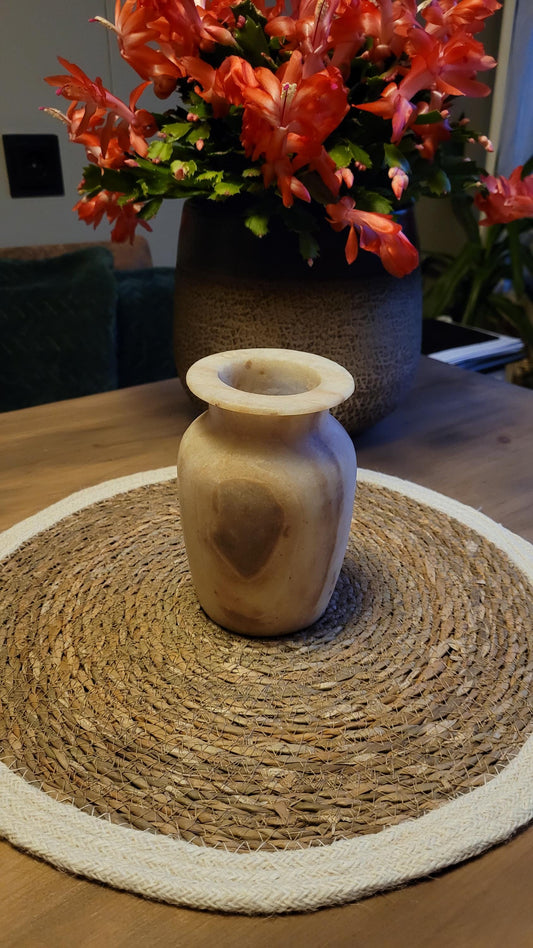 Elegante Alabaster Vaas – Tijdloze Woondecoratie