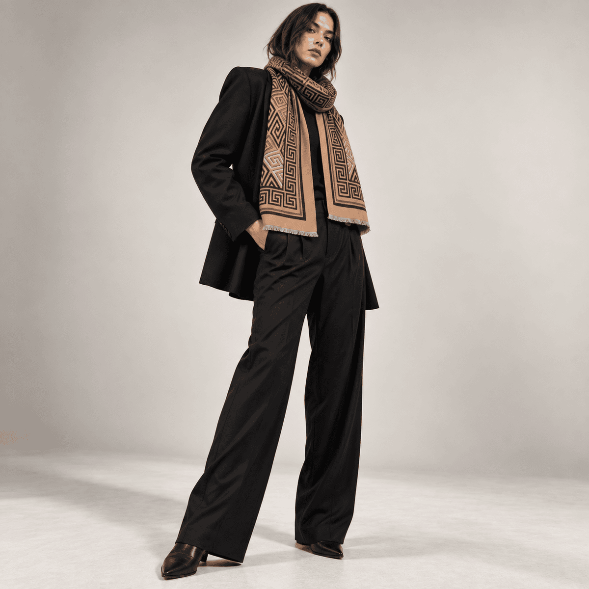 Athena – Dames Sjaal Camel & Zwart