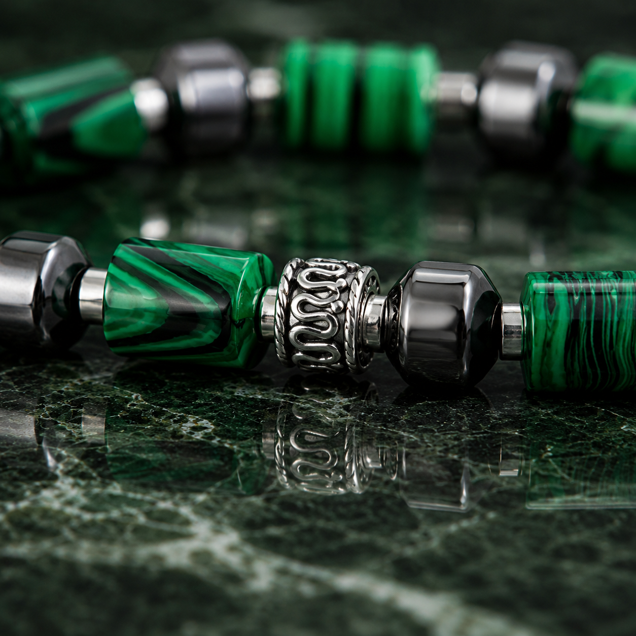 Emerald Touch Armband