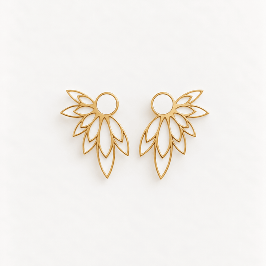 Fiore Perla – 18K goud vergulde bloemoorbellen met witte emaille
