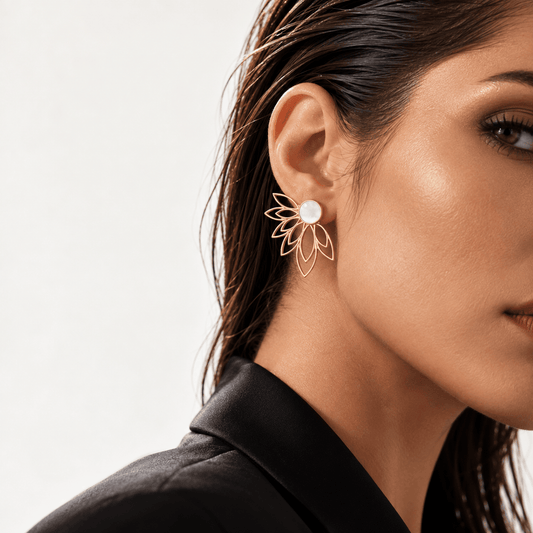 Fiore Perla – 18K goud vergulde bloemoorbellen met witte emaille