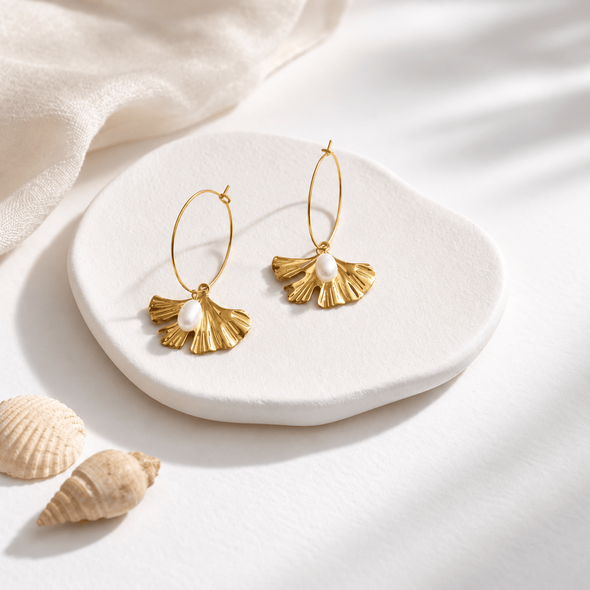 Ginkgo di Perla – 18K goud vergulde creolen met ginkgoblad en parel