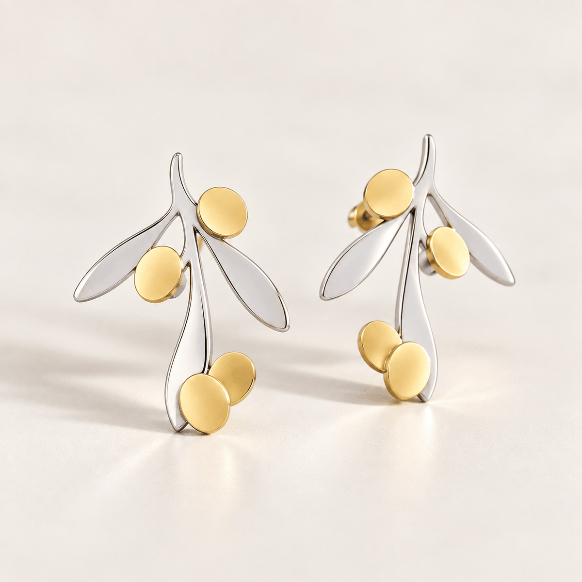 Ramo d’Ulivo – Two-tone oorstekers met olijftakmotief