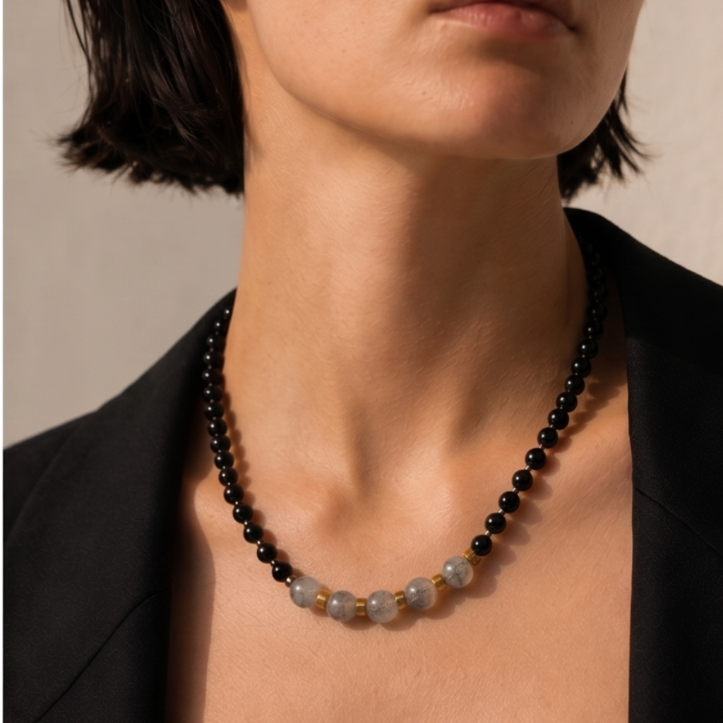 Collier Noir Élégance