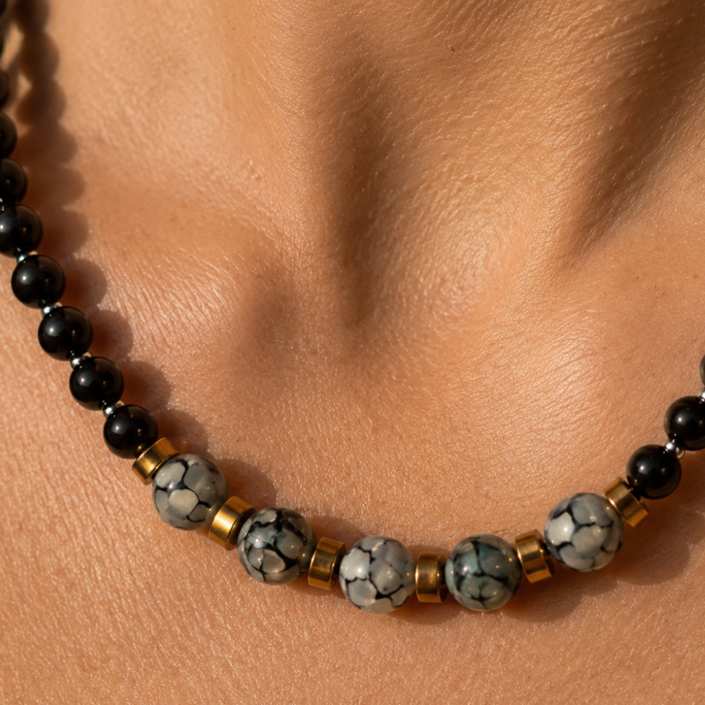 Collier Noir Élégance