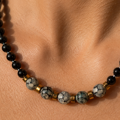 Collier Noir Élégance
