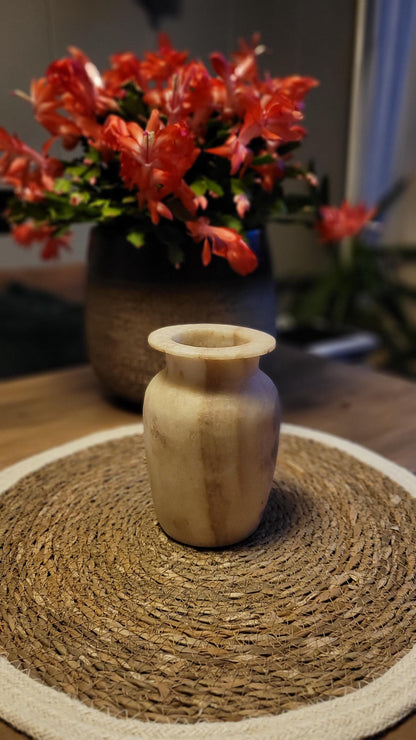 Elegante Alabaster Vaas – Tijdloze Woondecoratie