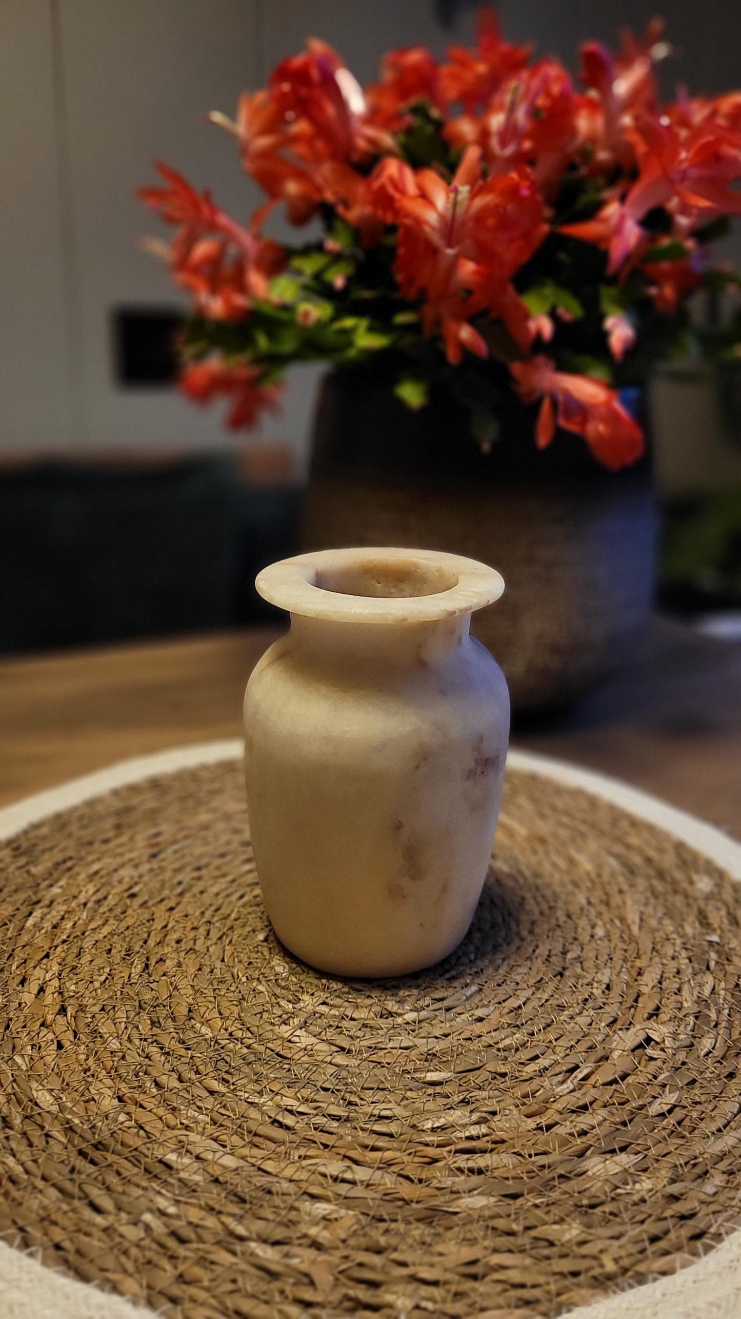 Elegante Alabaster Vaas – Tijdloze Woondecoratie