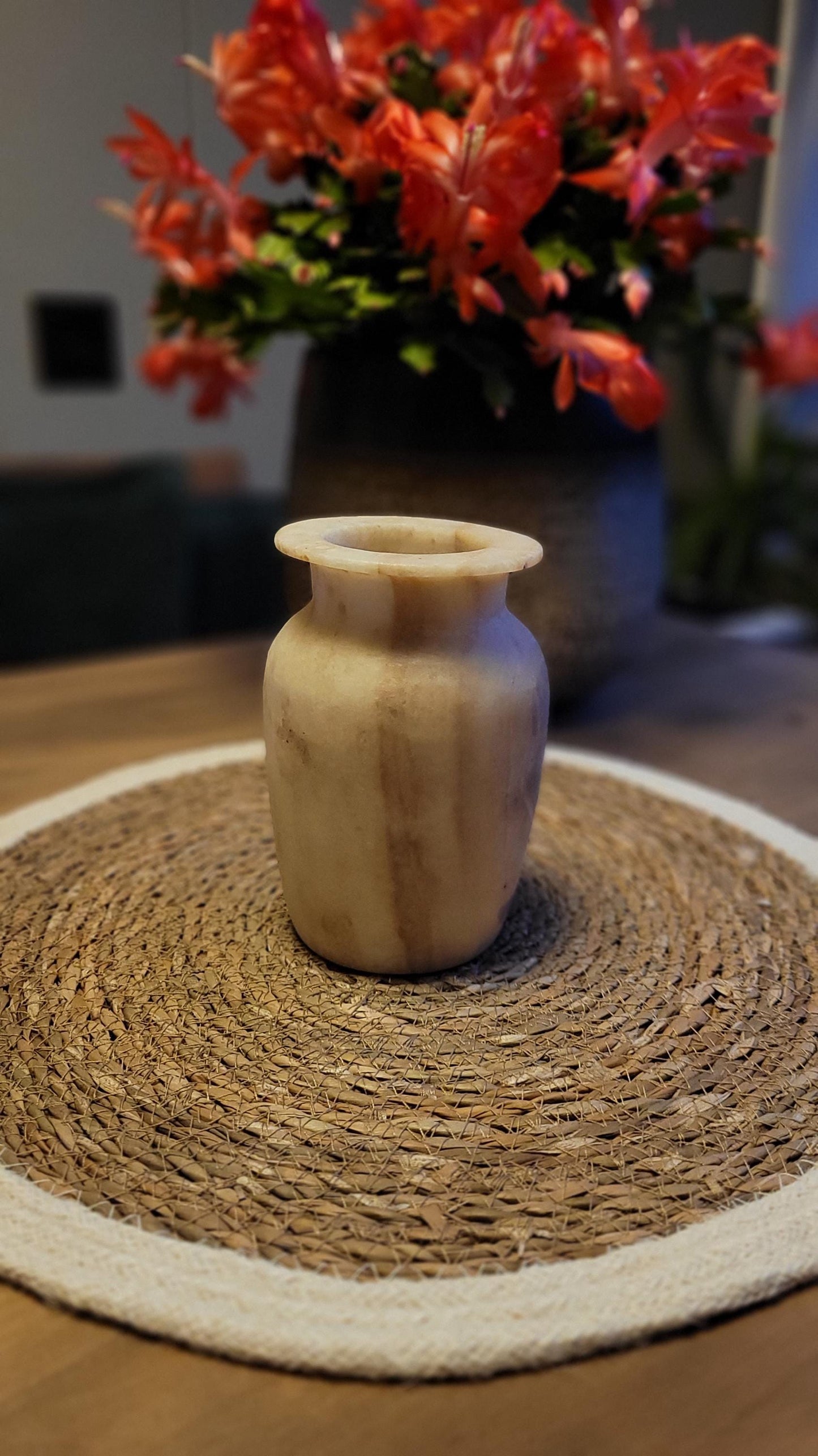 Elegante Alabaster Vaas – Tijdloze Woondecoratie