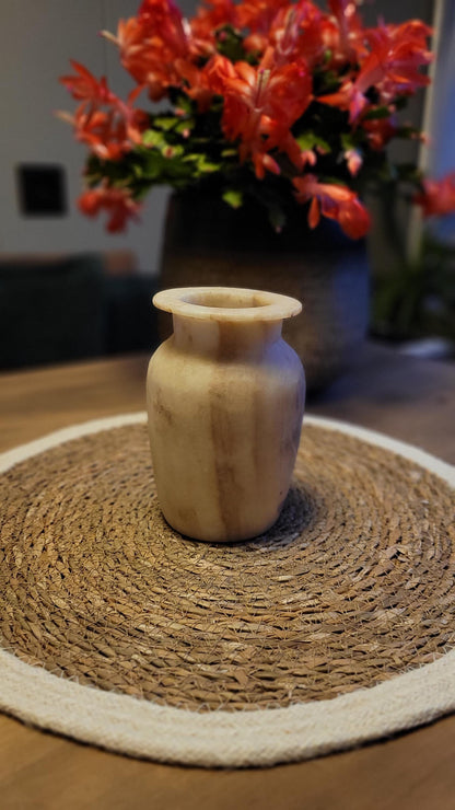 Elegante Alabaster Vaas – Tijdloze Woondecoratie
