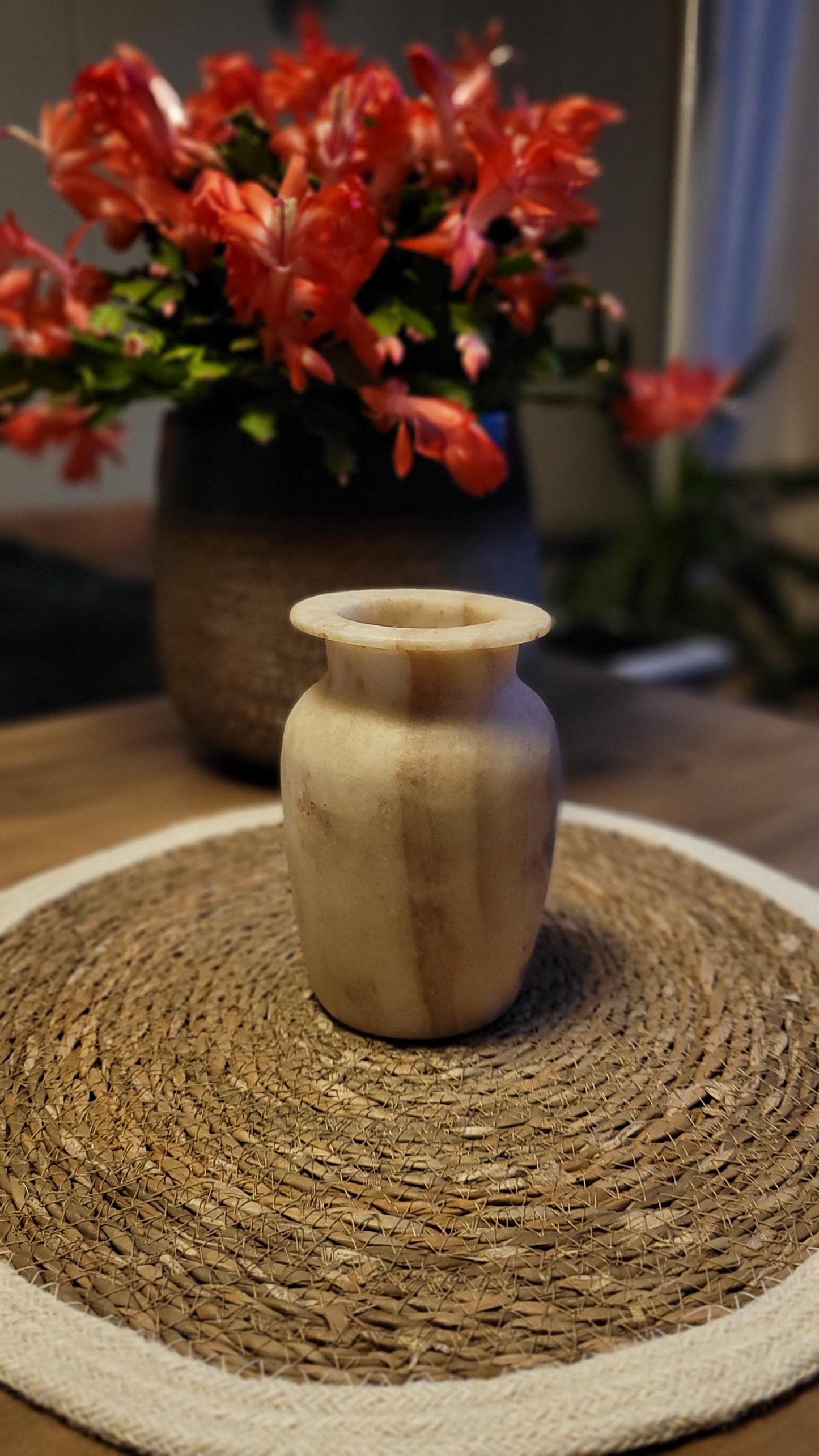 Elegante Alabaster Vaas – Tijdloze Woondecoratie