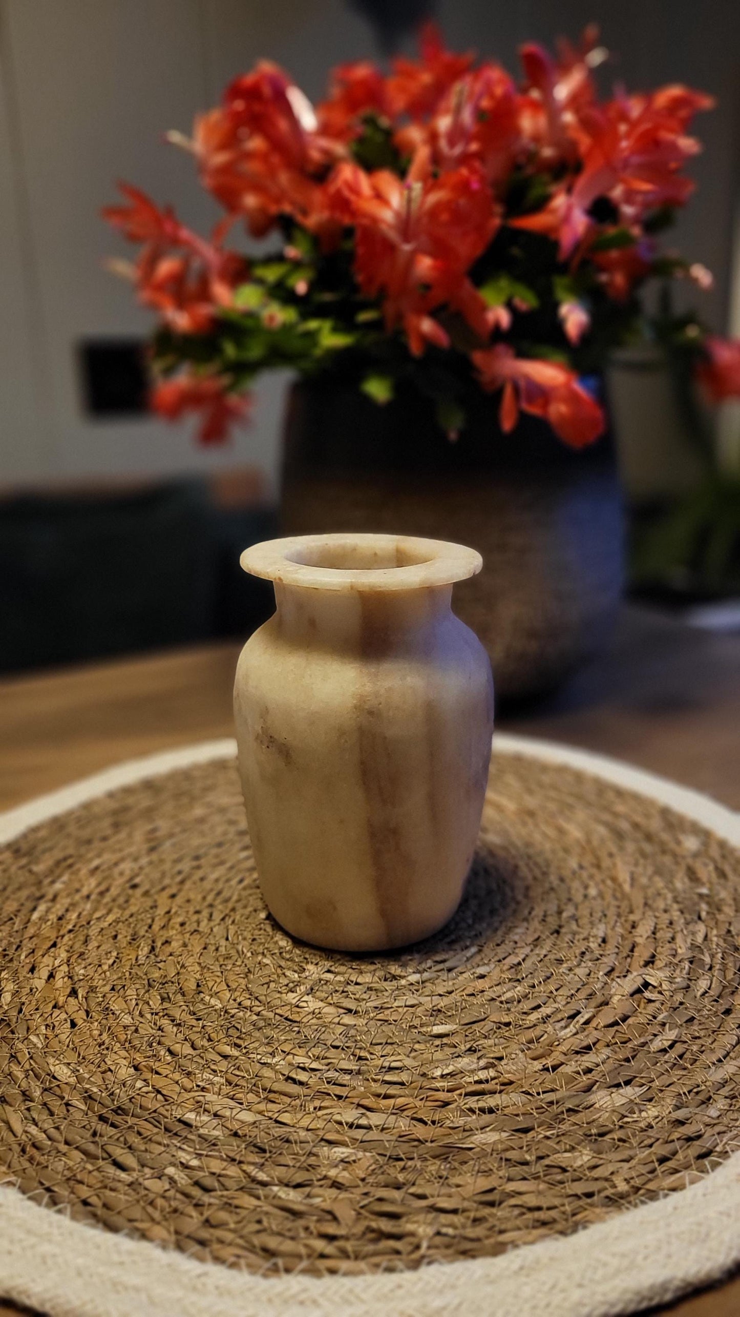 Elegante Alabaster Vaas – Tijdloze Woondecoratie