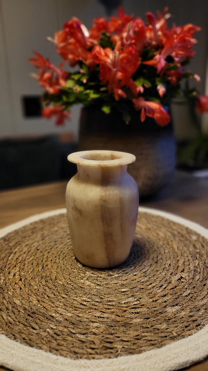 Elegante Alabaster Vaas – Tijdloze Woondecoratie